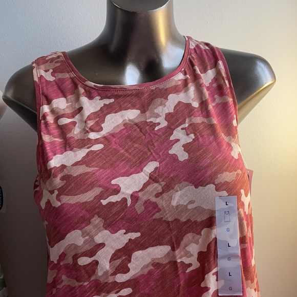 Two Camouflage Tank Tops NWT Old Navy Large - Picture 2 of 7
